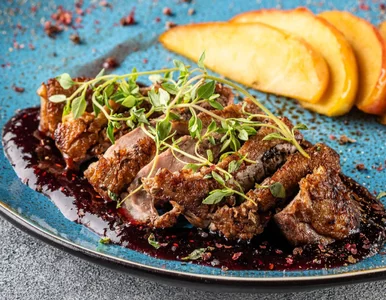 Miniatura: Duszę ją w jabłkach z majerankiem. To...