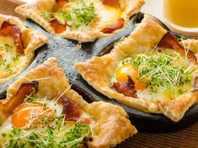 Miniatura: Biorę gotowe ciasto, kładę szynkę i wbijam...