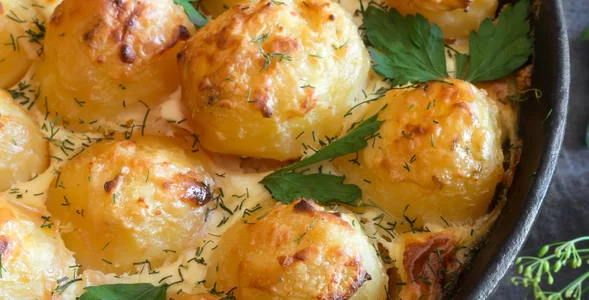 Miniatura: Ziemniaki zalewam aromatycznym płynem i do...