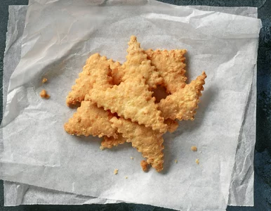 Miniatura: Zwykły żółty ser i masło. Te krakersy...