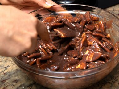 Miniatura: Podgrzewam czekoladę i dorzucam dodatki....