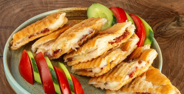 Miniatura: Dwie kromki chleba i ciągnący się środek....