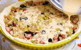 Miniatura: Na gotowe ciasto kładę parę składników i...