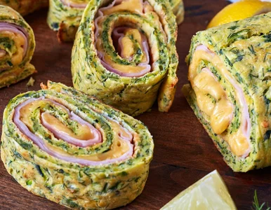 Miniatura: Omlet z cukinii zwijam w roladę. Do środka...