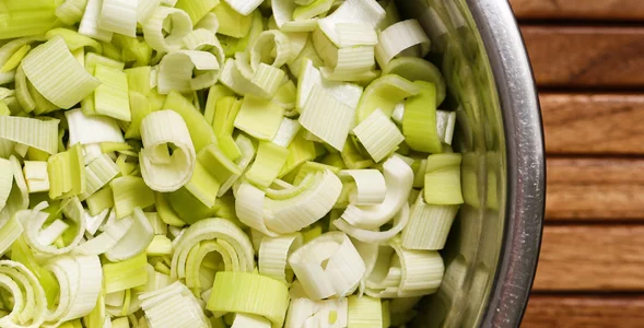 Miniatura: Kroję pora i dorzucam dwa zielone dodatki....