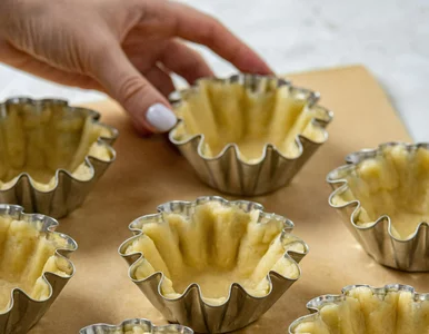 Miniatura: Piekę kruche babeczki i napełniam pastą....