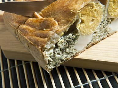 Miniatura: Do tej tarty wbijam jajka. Po przekrojeniu...