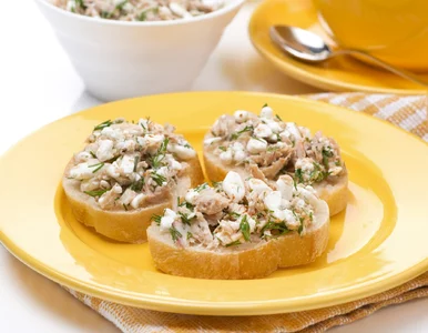 Miniatura: Biorę jedną puszkę i jeden pojemniczek. Po...