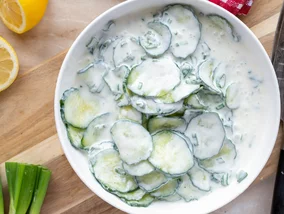 Miniatura: Solę ogórki i odstawiam na chwilę. Mizeria...