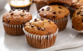 Miniatura: Chwilę mieszam i wstawiam do piekarnika. W...