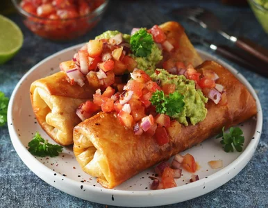 Miniatura: Zawijam farsz w tortillę i smażę na złoto....