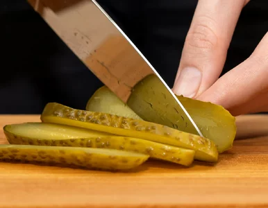 Miniatura: Kroję kiszone ogórki i dodaję składnik z...
