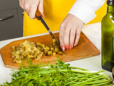 Miniatura: Moja żona kroi kiszone ogórki i w 5 minut...