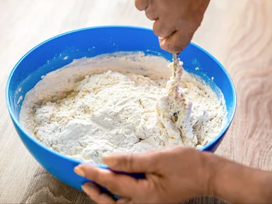 Miniatura: Łyżką mieszam składniki, a potem kładę na...