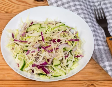 Miniatura: Surówka z taniego warzywa to klasyka...