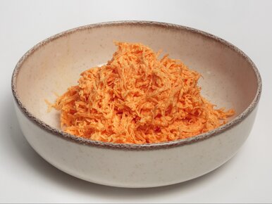 Miniatura: Ścieram marchewkę i robię pyszną surówkę...