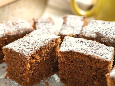 Miniatura: Wlewam filiżankę do ciasta. Jest wilgotne...