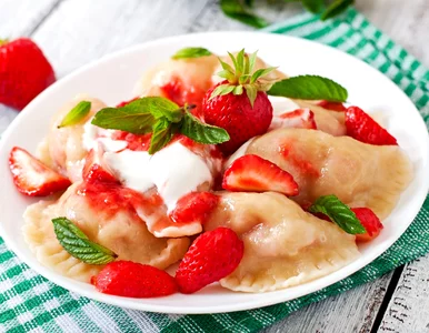 Miniatura: Lepię pierogi z truskawkami i nic nie...