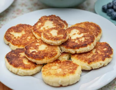 Miniatura: Rozgniatam twaróg i mieszam z kilkoma...