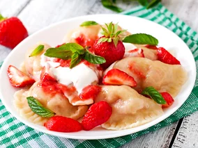 Miniatura: Lepię pierogi z truskawkami i nic nie...
