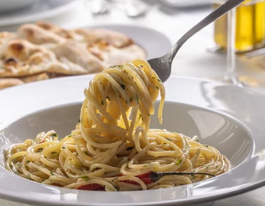 Miniatura: Wrzuć spaghetti na patelnię. Dodaj 3...