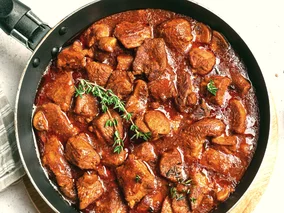 Miniatura: Mięso rozpada się pod widelcem. Gulasz ze...