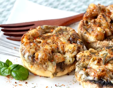 Miniatura: Pieczarki napełniam aromatycznym farszem i...