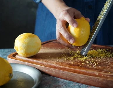 Miniatura: Ścieram skórkę  cytryny i dodaję do...