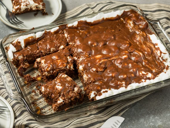 Miniatura: Sypię gotowe pianki na gorące brownie. Ta...