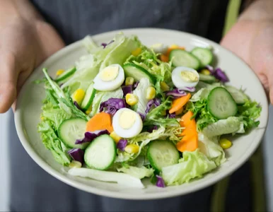 Miniatura: Zmieniam jeden drobiazg i zwykła sałatka z...