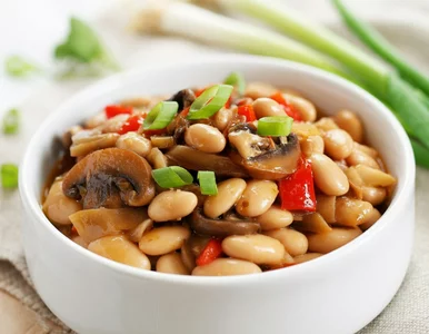 Miniatura: Dwie puszki fasoli, proste dodatki i mam...