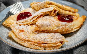 Miniatura: Smaruję delikatnym serkiem i podaję na...