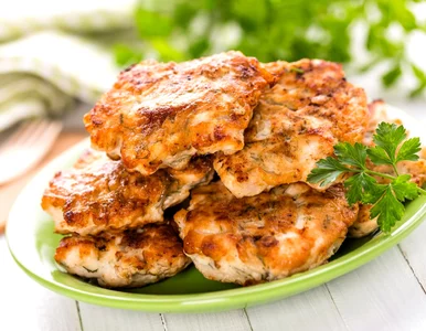 Miniatura: Siekam kurczaka i dodaję te składniki....