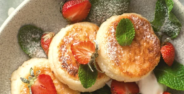 Miniatura: Rozgniatam twaróg i dodaję 2 składniki. Te...