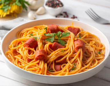 Miniatura: Przebijam parówki makaronem i wrzucam do...