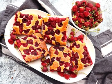 Miniatura: Puszyste ciasto posypuję malinami i do...