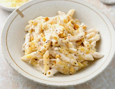 Miniatura: Dodaję do sosu garść orzechów. Ten makaron...