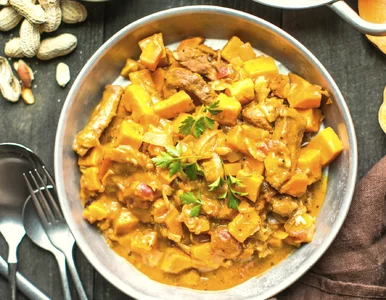 Miniatura: Kroję pierś z kurczaka i duszę z 3...