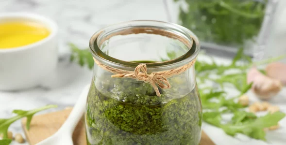 Miniatura: Miksuję zielone liście i pakuję do słoika....