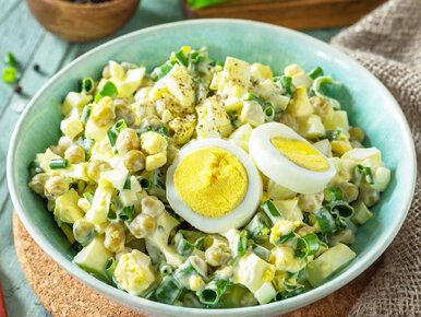 Miniatura: Jajka siekam i mieszam z tym, co mam pod...