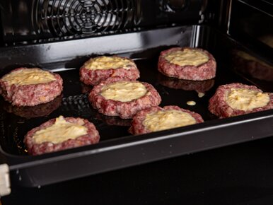 Miniatura: Wciskam szklankę w kotleta i wkładam do...