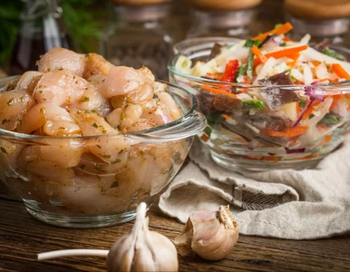 Miniatura: Miska mięsa, miska warzyw i jedna...