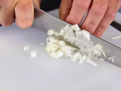 Miniatura: Kuroń zdradził patent na krojenie cebuli...