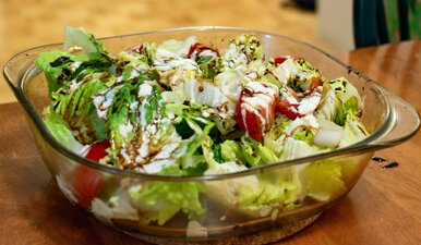 Miniatura: Dwa warzywa i prosty sos. Ta surówka do...