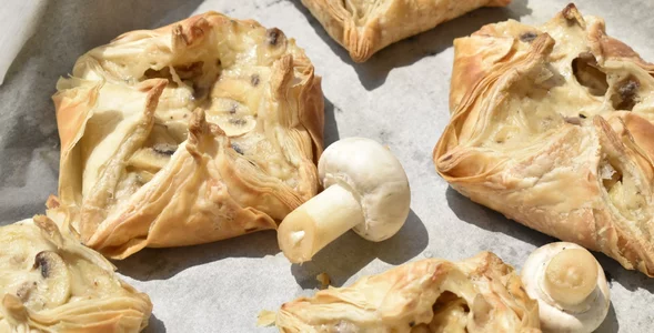 Miniatura: Weź pieczarki, żółty ser i gotowe ciasto....