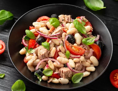 Miniatura: Nie kroję warzyw godzinami. Ta sałatka z 2...