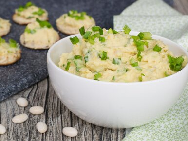 Miniatura: Łączę jajka i produkt z puszki. Ta pasta...