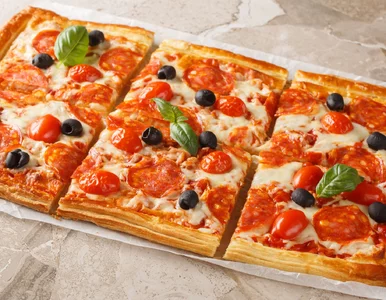 Miniatura: Ta pizza z ciasta francuskiego robi...