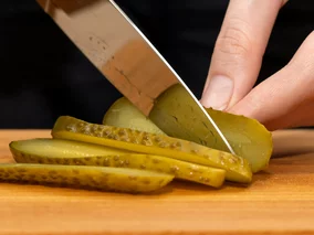 Miniatura: Kroję kiszone ogórki i dodaję coś z...