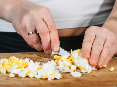 Miniatura: Siekasz jajka i dodajesz aromatyczną...